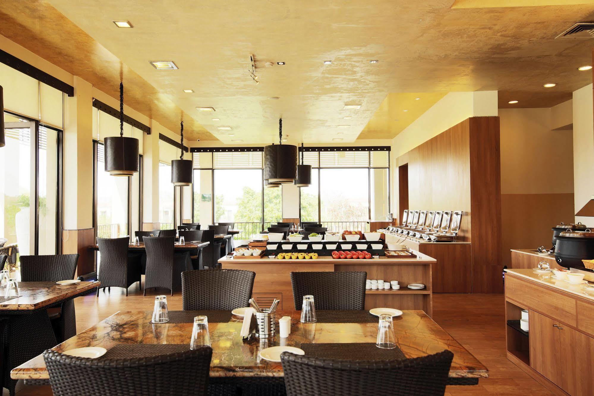 Lemon Tree Hotel, Tarudhan Valley, Manesar Gurgáon Kültér fotó