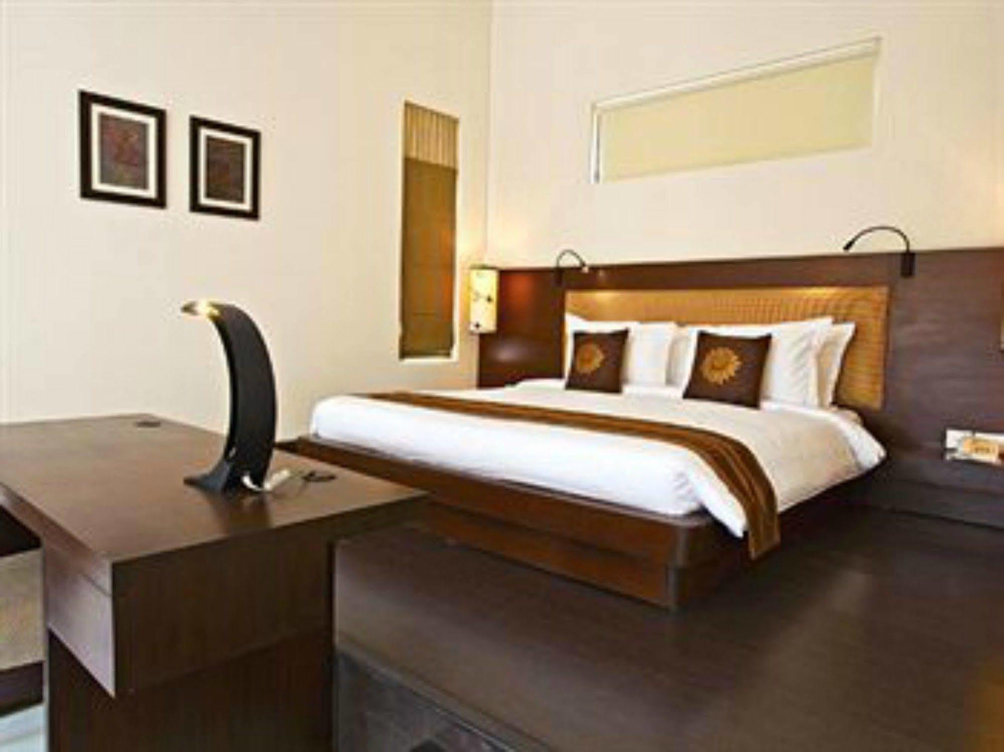 Lemon Tree Hotel, Tarudhan Valley, Manesar Gurgáon Kültér fotó