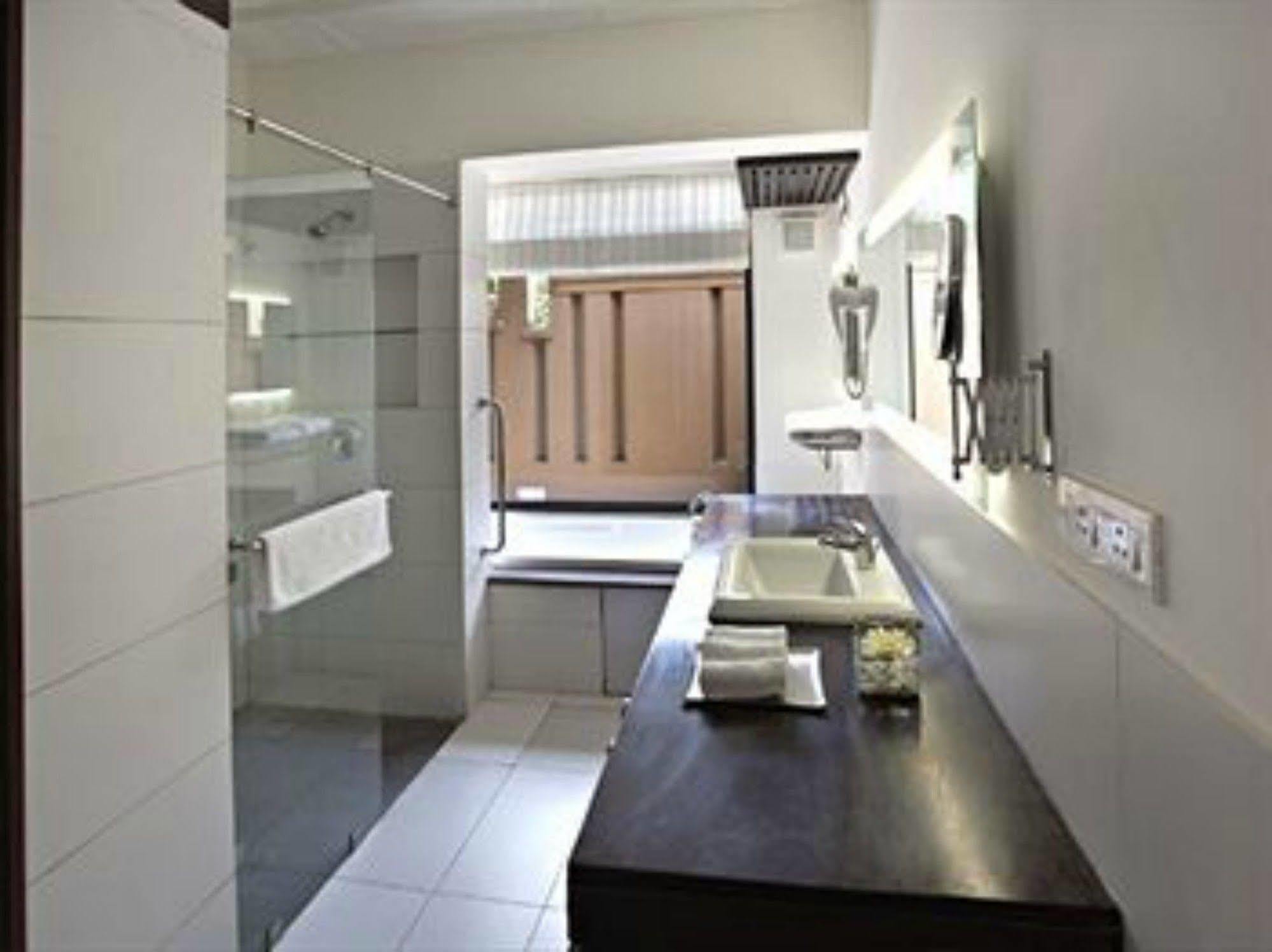 Lemon Tree Hotel, Tarudhan Valley, Manesar Gurgáon Kültér fotó