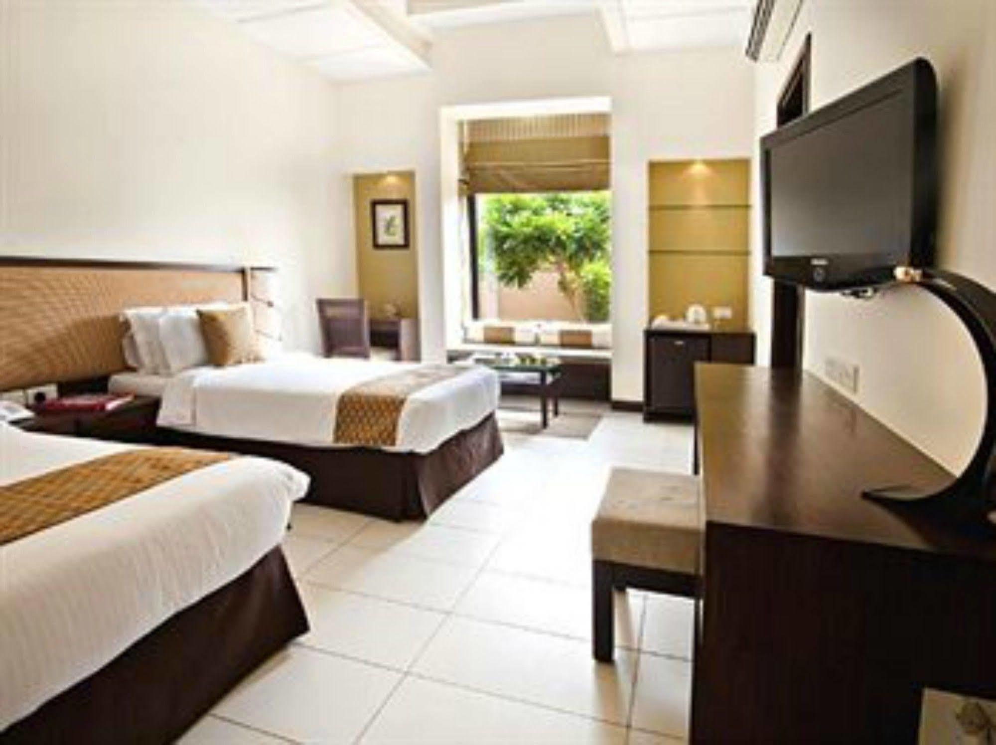 Lemon Tree Hotel, Tarudhan Valley, Manesar Gurgáon Kültér fotó