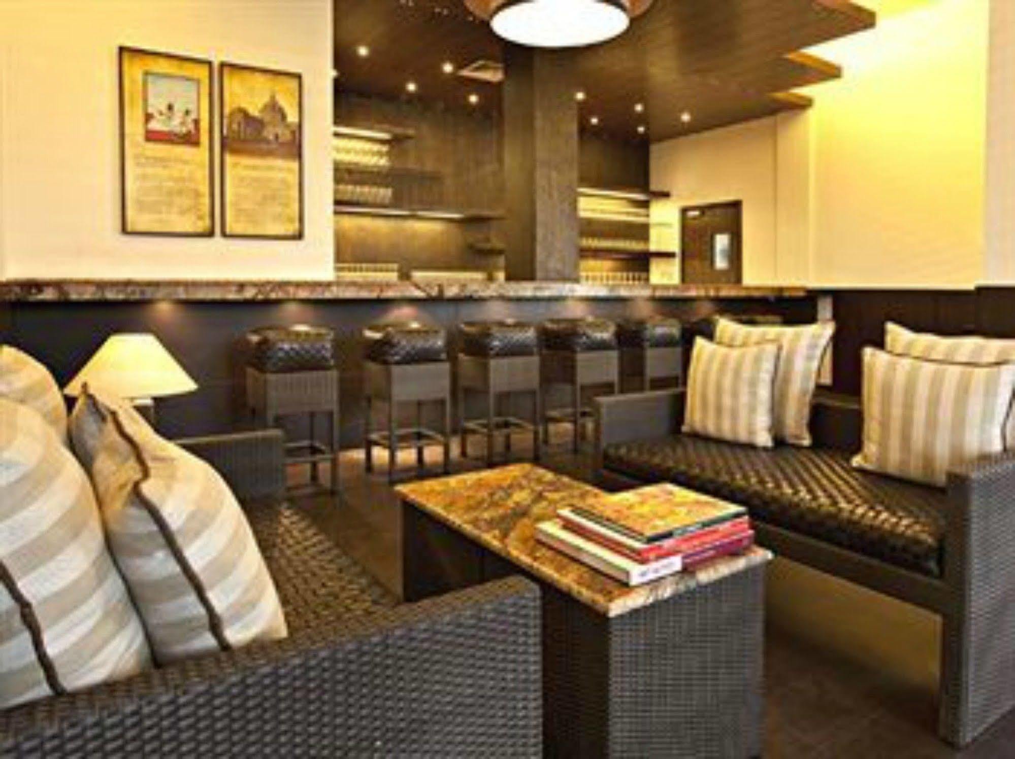 Lemon Tree Hotel, Tarudhan Valley, Manesar Gurgáon Kültér fotó