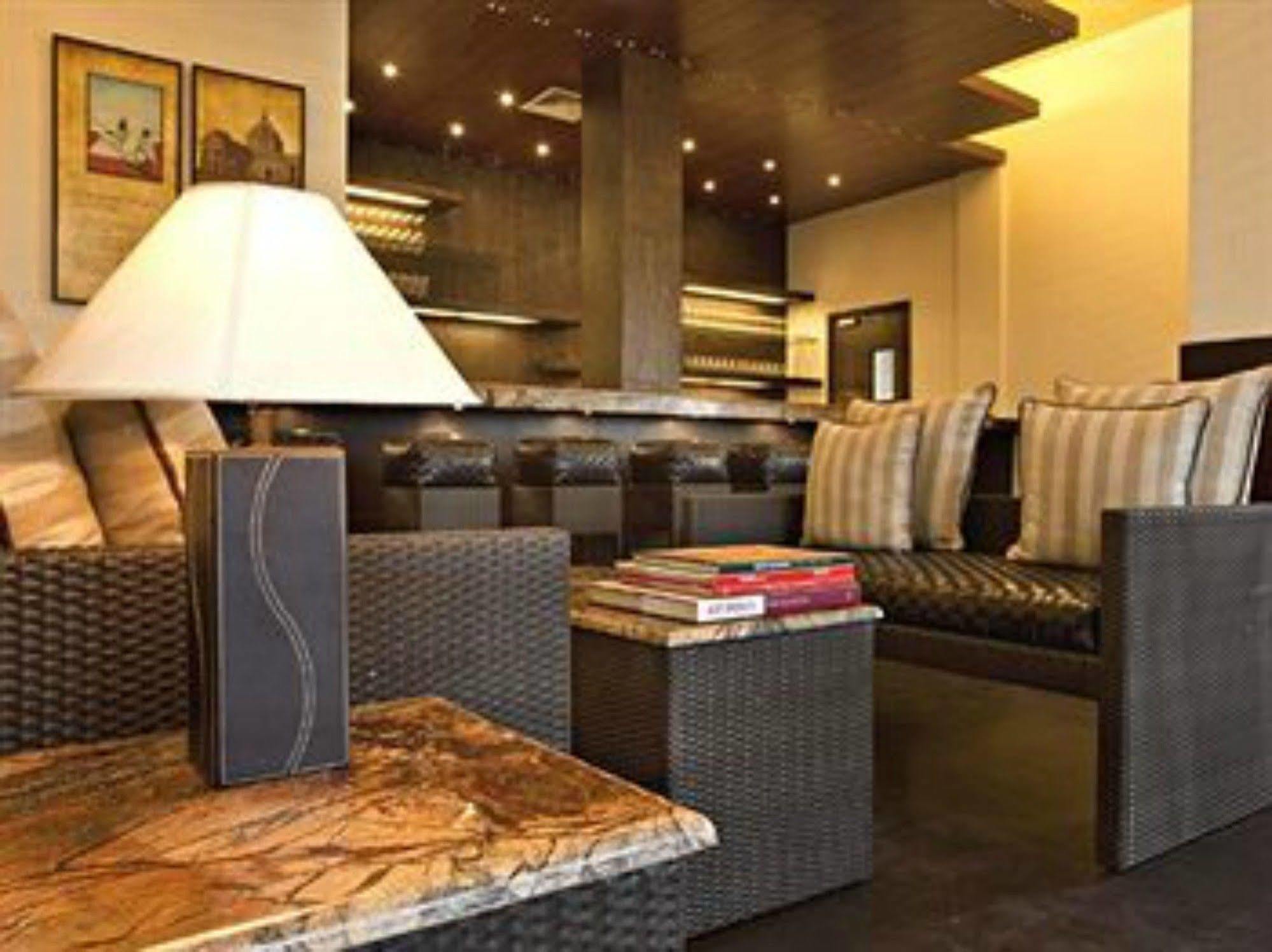 Lemon Tree Hotel, Tarudhan Valley, Manesar Gurgáon Kültér fotó