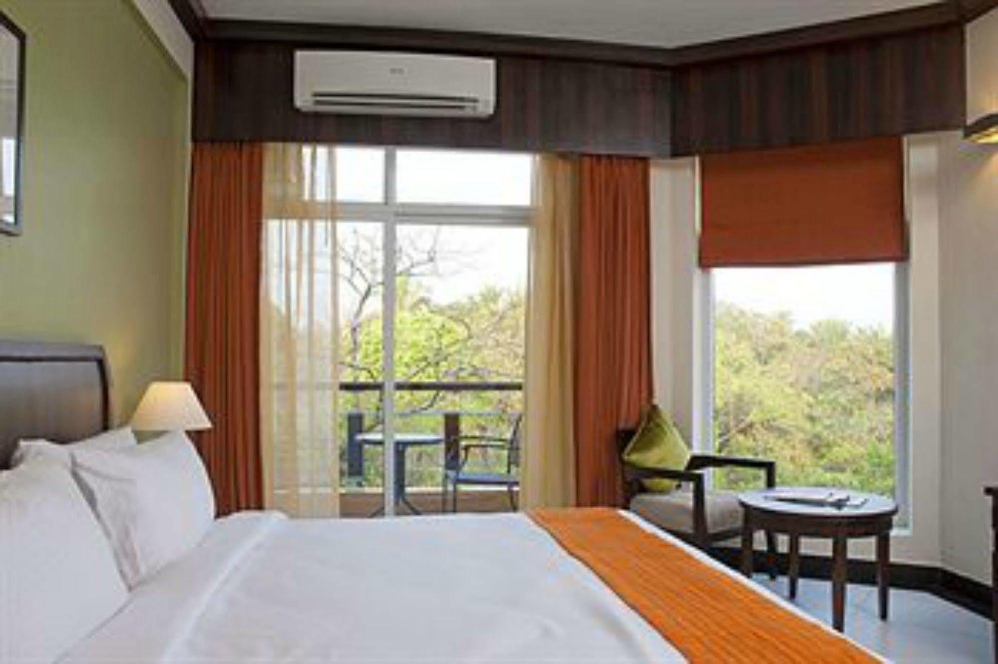 Lemon Tree Hotel, Tarudhan Valley, Manesar Gurgáon Kültér fotó